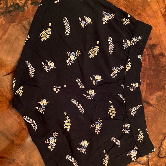 Express. Size M. Black floral shorts. - Picture 2 of 3